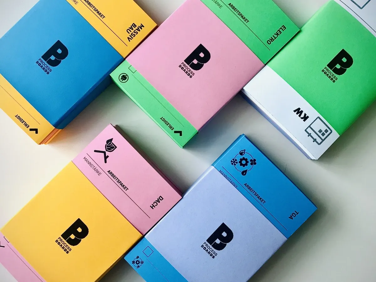 Personalisierte Lean Construction Steckkarten in 26 Farben zur visuellen Steuerung von Gewerken und Terminen.
