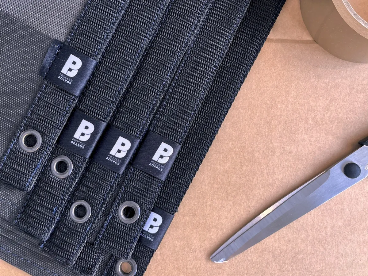 Detailansicht maßgefertigter Processboards während der Produktion mit Werkzeugen für präzisen Zuschnitt.