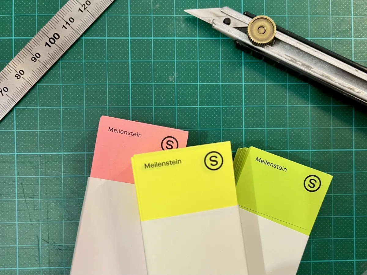 Zuschnitt von schmalen Neon-Steckkarten für spezielle Planungsanforderungen und visuelle Signale im Baumanagement.